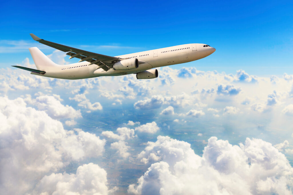 Un avion dans le ciel bleu nuageux