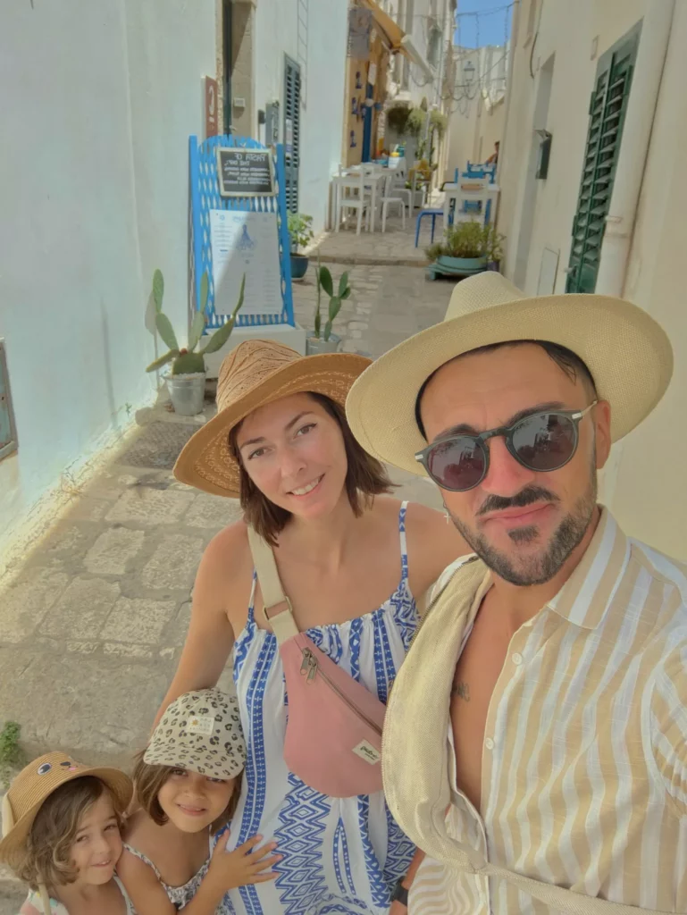 Sarah, Cyril et ses deux filles dans les rues d'Italie