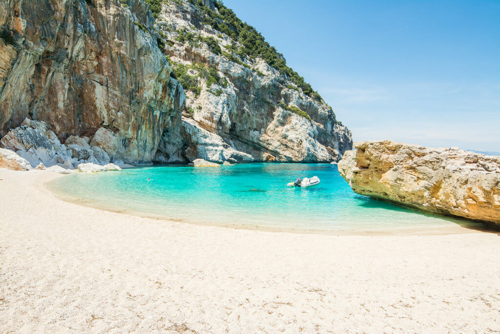 Plage de Sardaigne aux eaux turquoise
