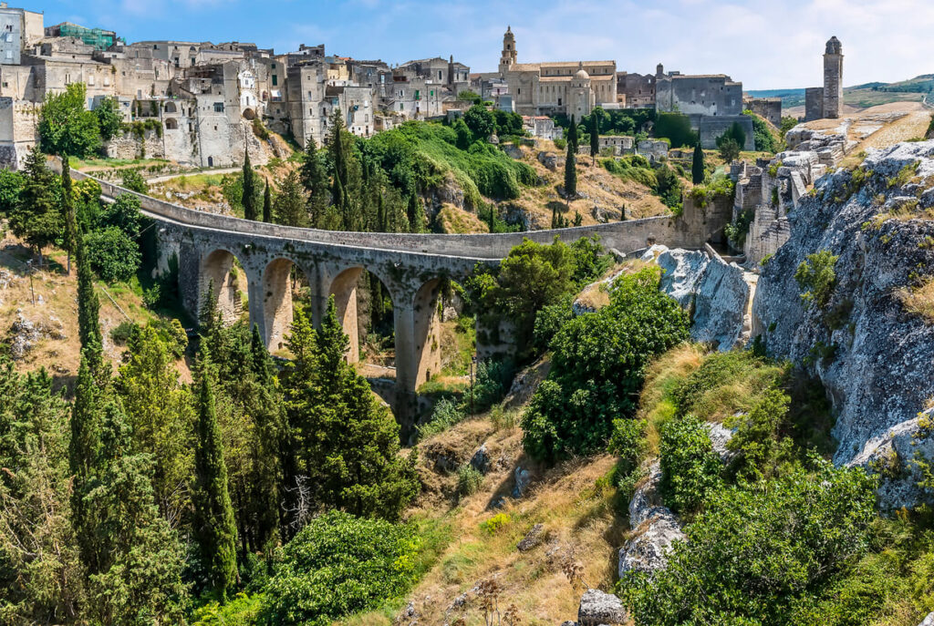 Pont ancien dans la verdure des Pouilles